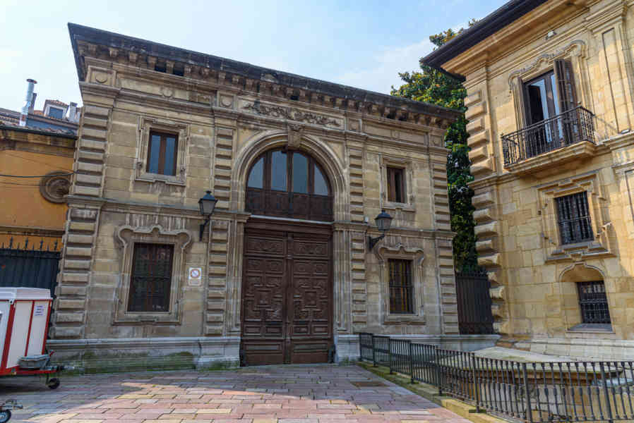 Oviedo 034 - palacio del marqués de San Feliz - caballerizas.jpg